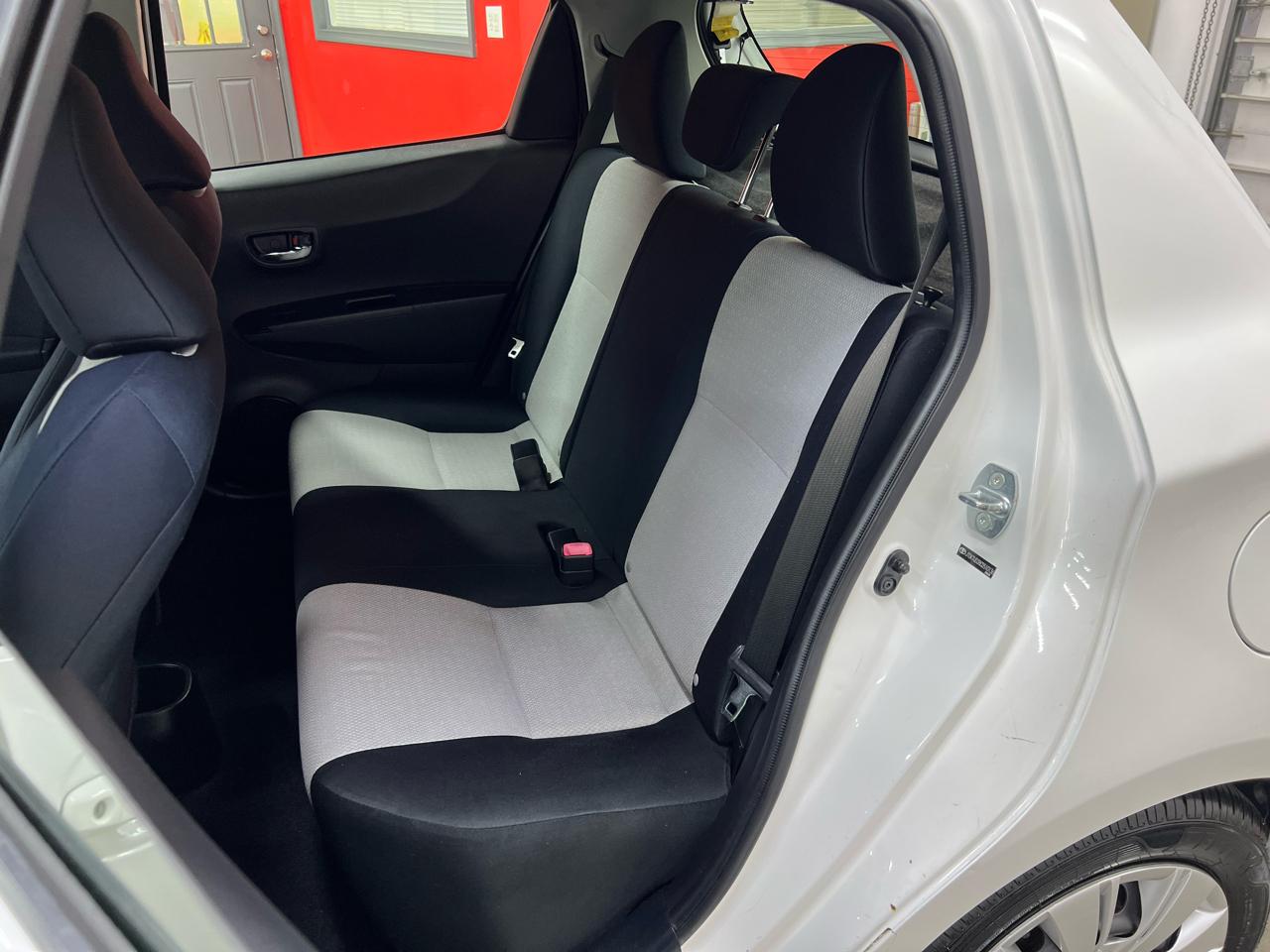Toyota Yaris LE 5-Door AT 2012