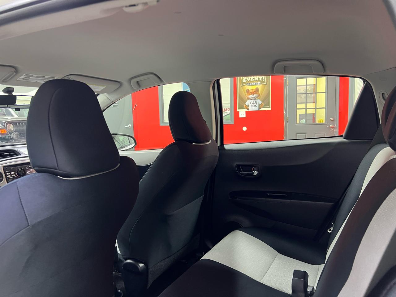 Toyota Yaris LE 5-Door AT 2012