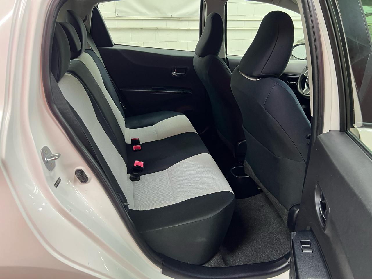Toyota Yaris LE 5-Door AT 2012