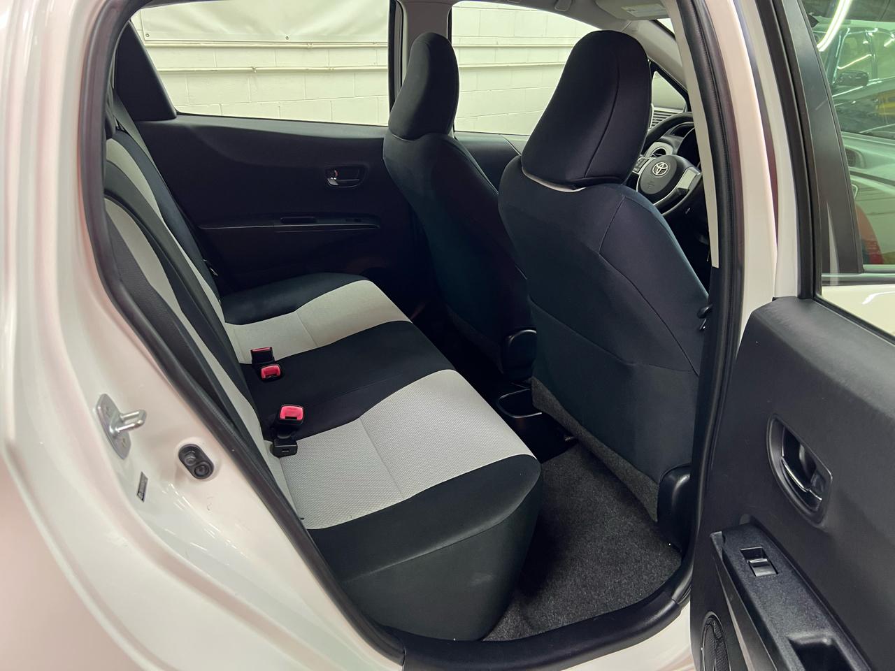 Toyota Yaris LE 5-Door AT 2012