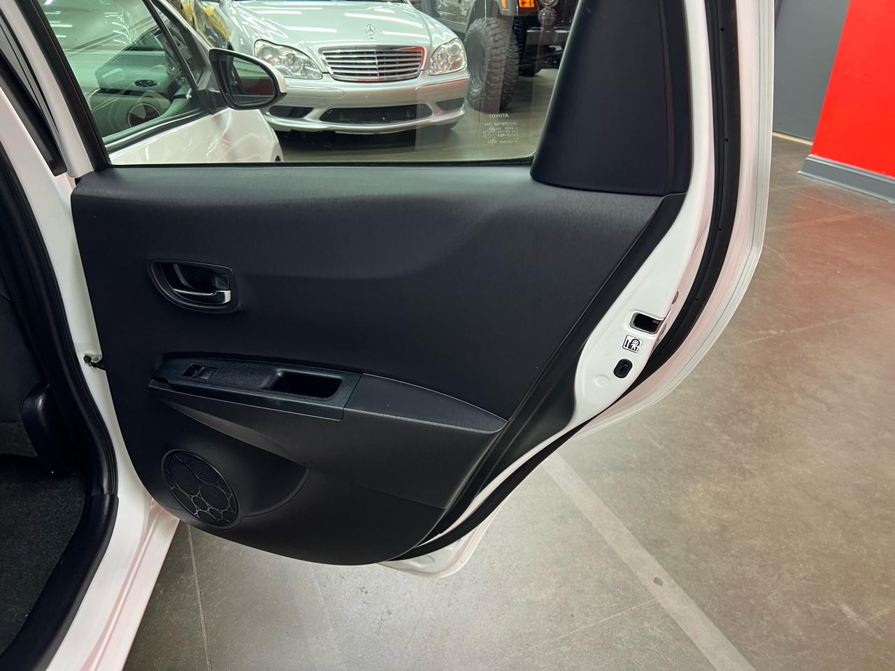 Toyota Yaris LE 5-Door AT 2012