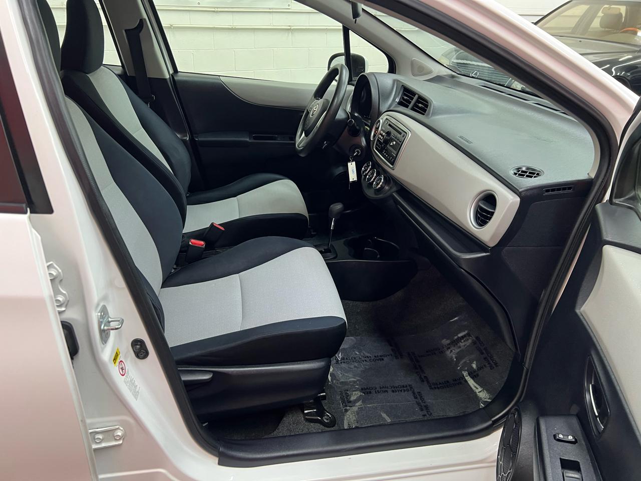 Toyota Yaris LE 5-Door AT 2012