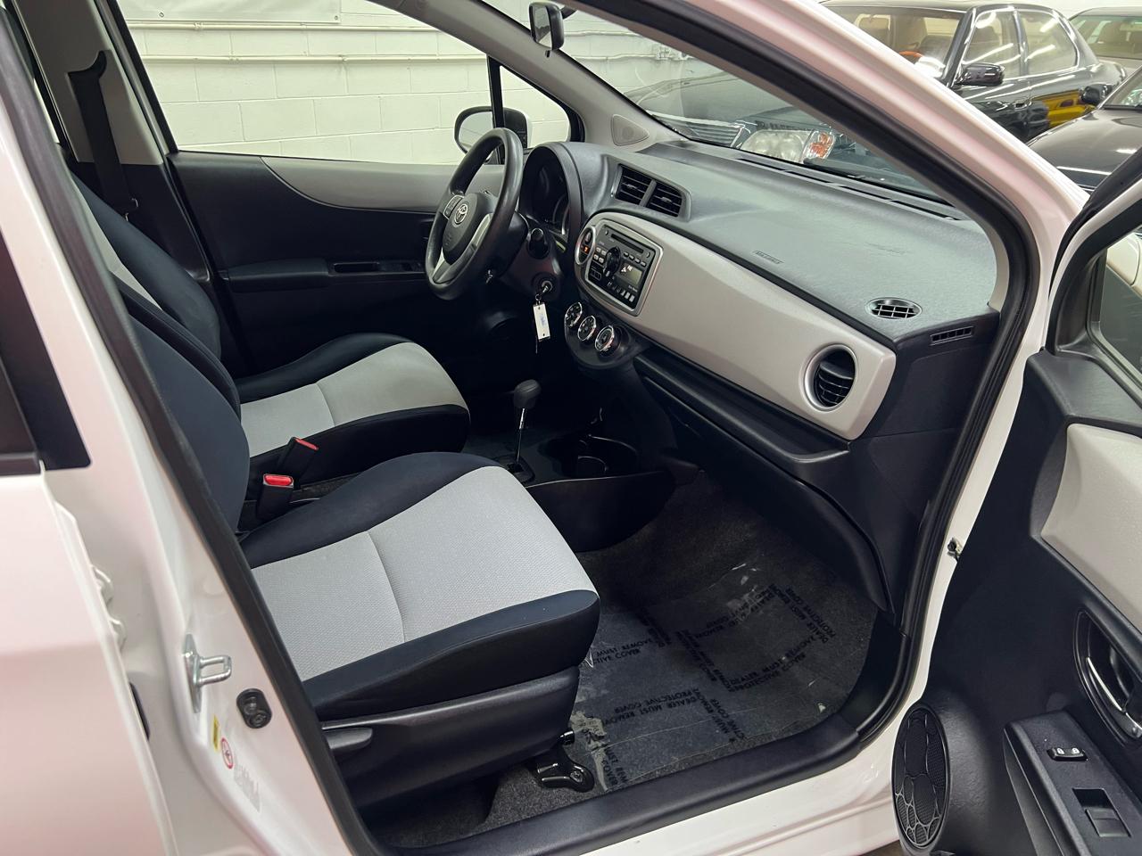 Toyota Yaris LE 5-Door AT 2012
