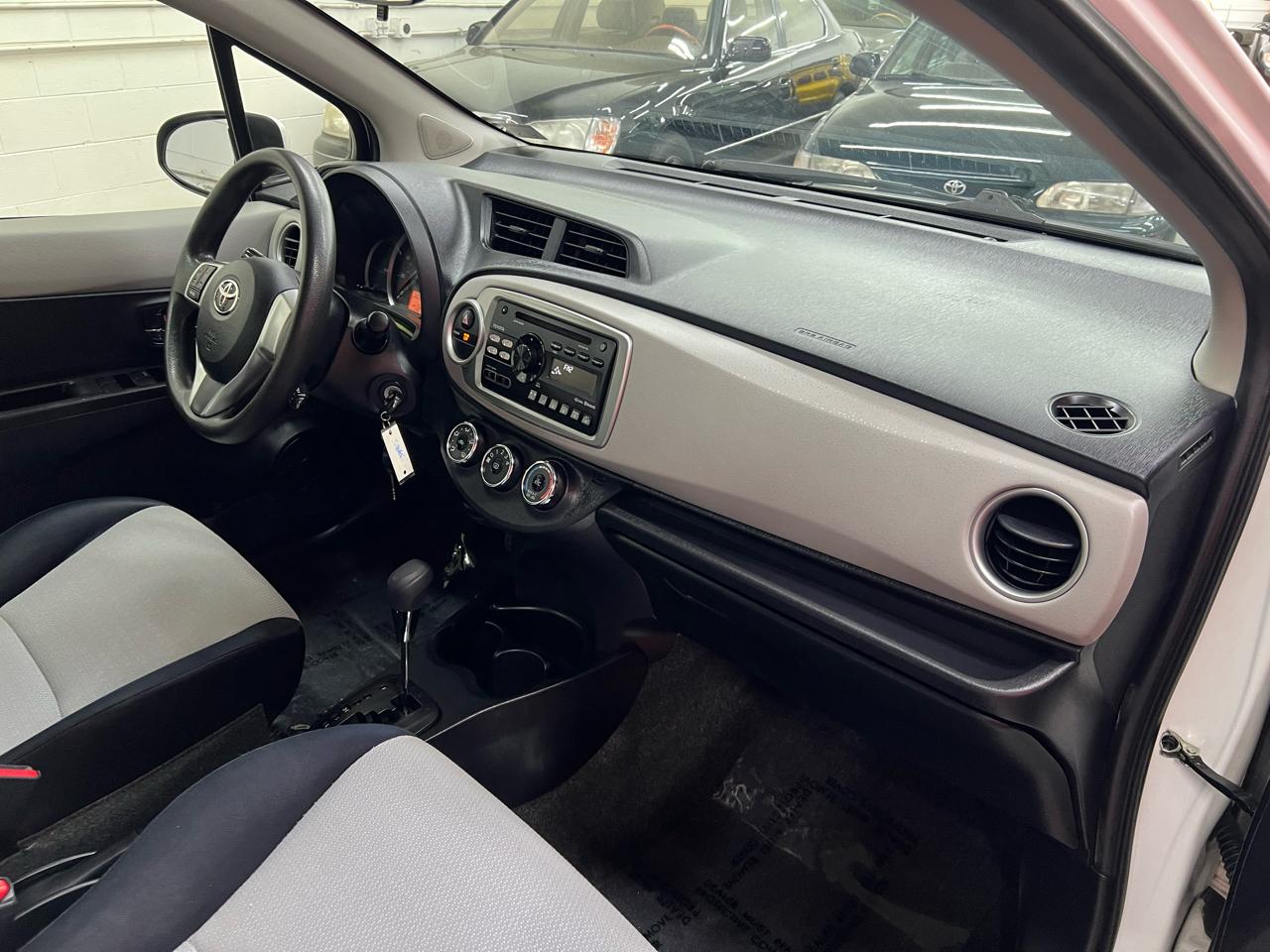 Toyota Yaris LE 5-Door AT 2012