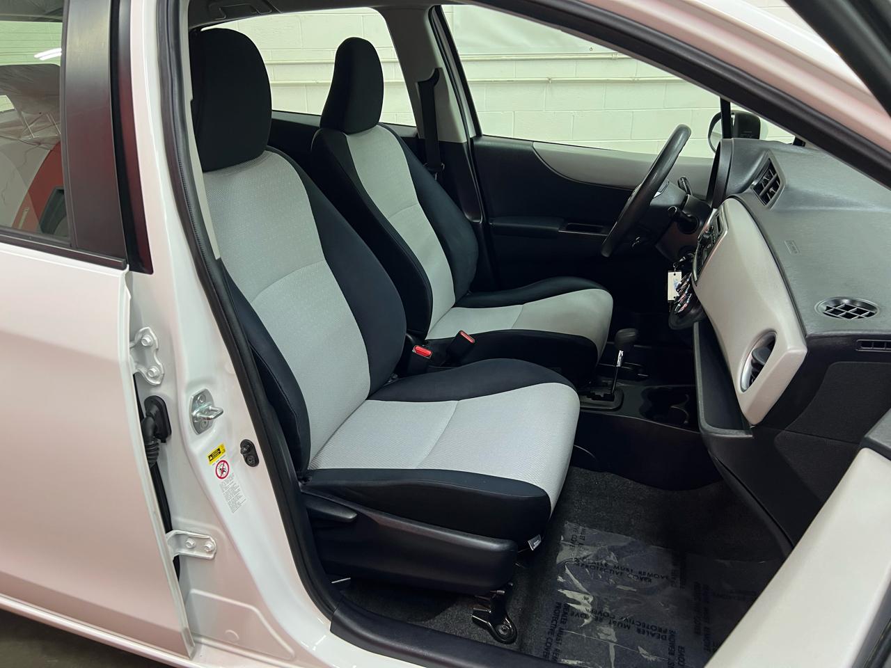 Toyota Yaris LE 5-Door AT 2012