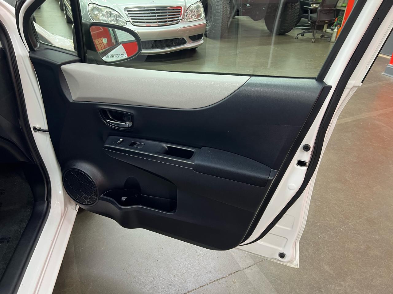 Toyota Yaris LE 5-Door AT 2012