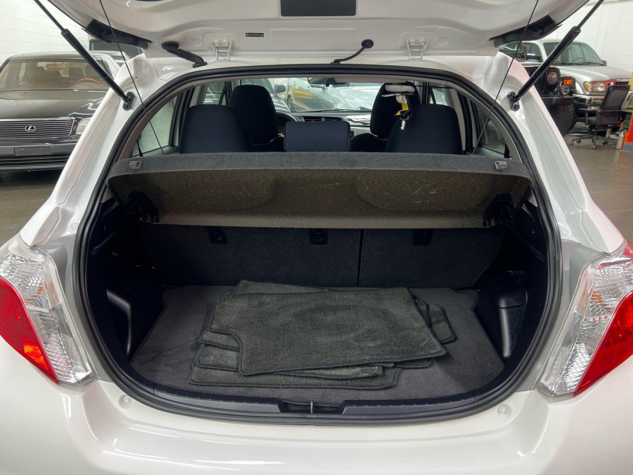 Toyota Yaris LE 5-Door AT 2012
