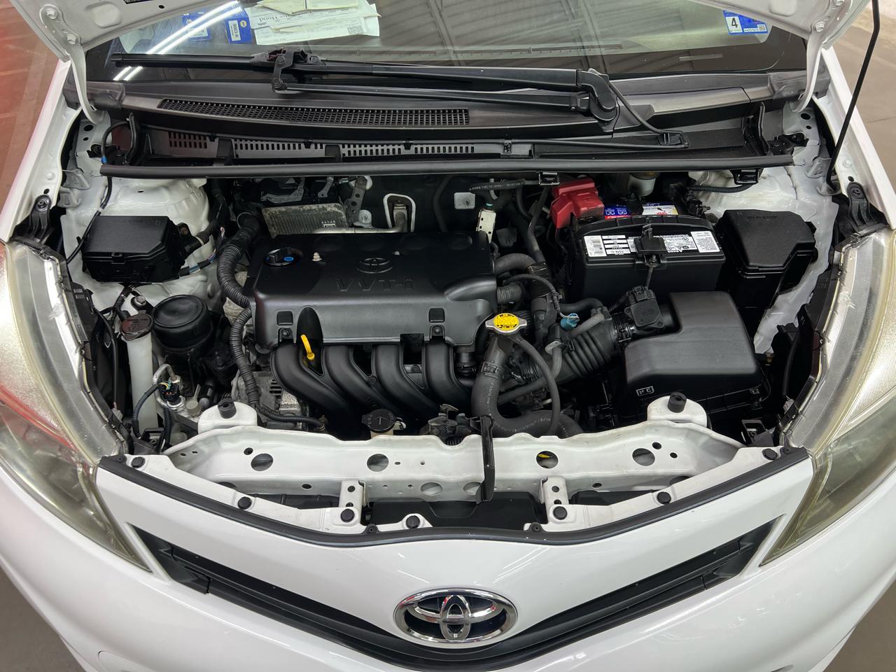 Toyota Yaris LE 5-Door AT 2012
