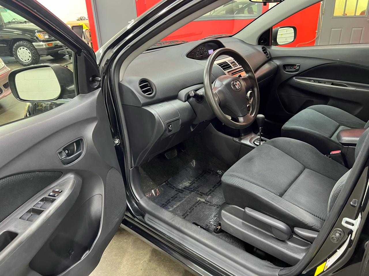 Toyota Yaris 4dr Sdn Auto 2012