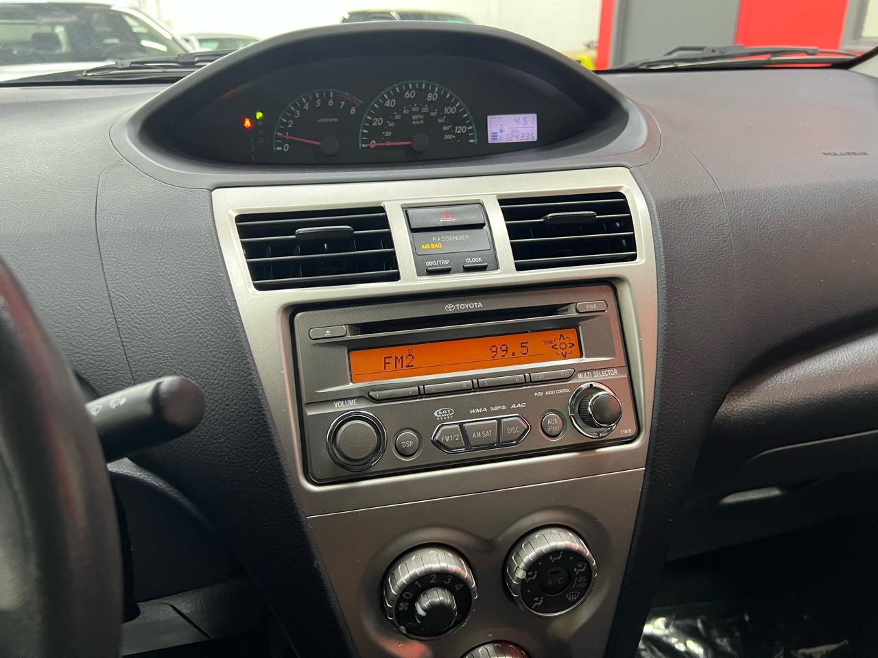 Toyota Yaris 4dr Sdn Auto 2012