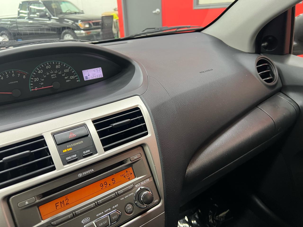 Toyota Yaris 4dr Sdn Auto 2012