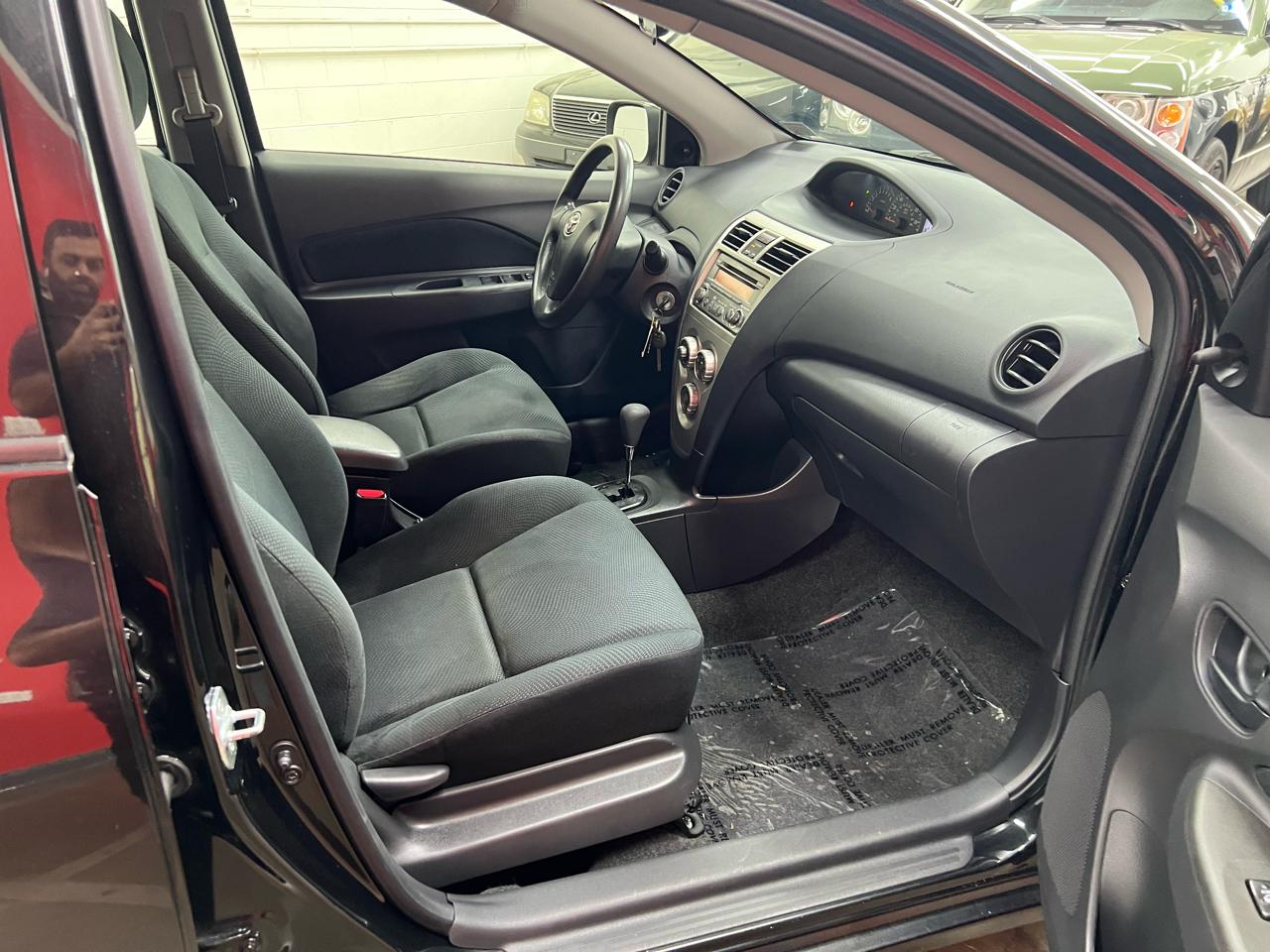 Toyota Yaris 4dr Sdn Auto 2012