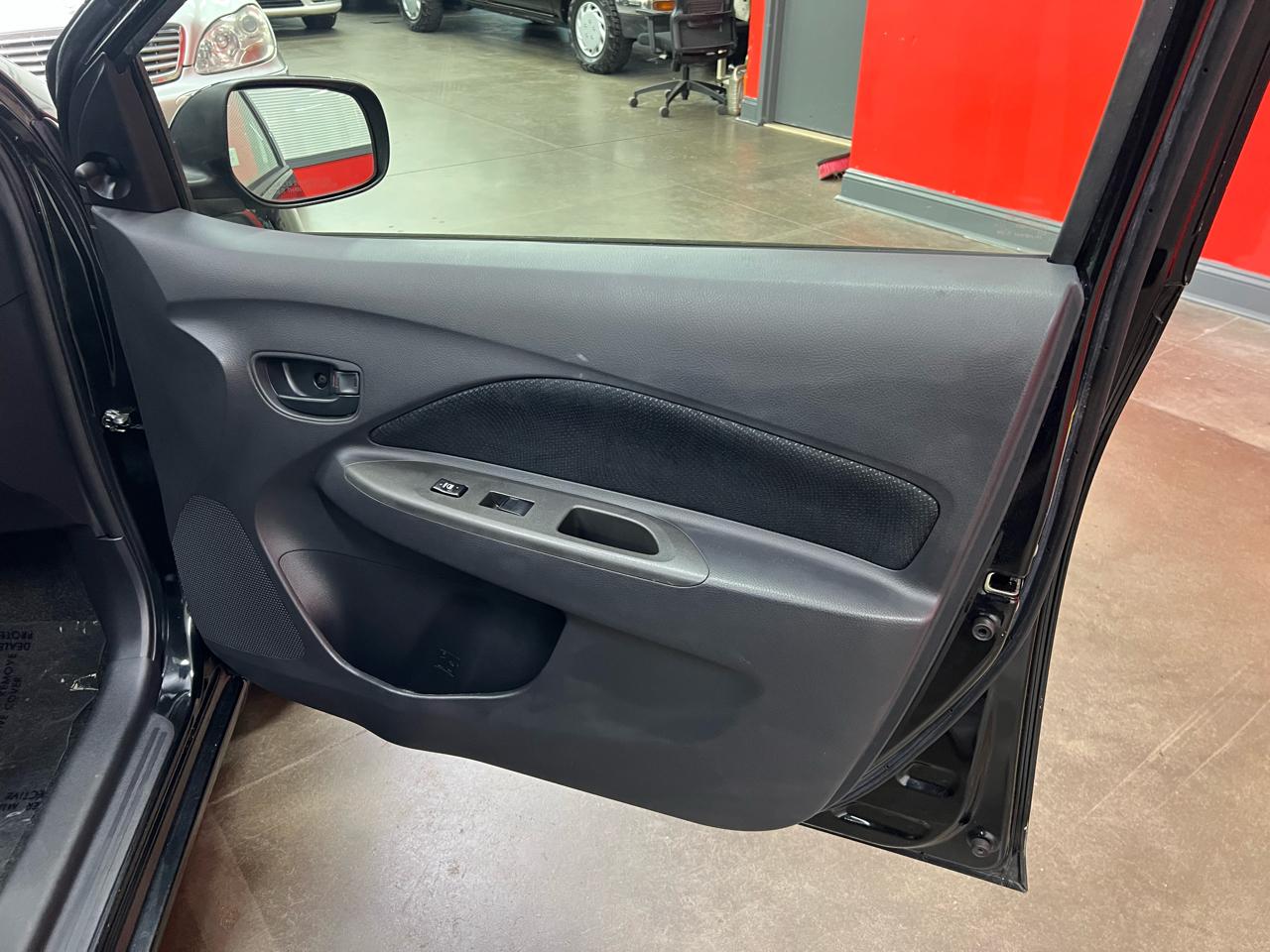 Toyota Yaris 4dr Sdn Auto 2012