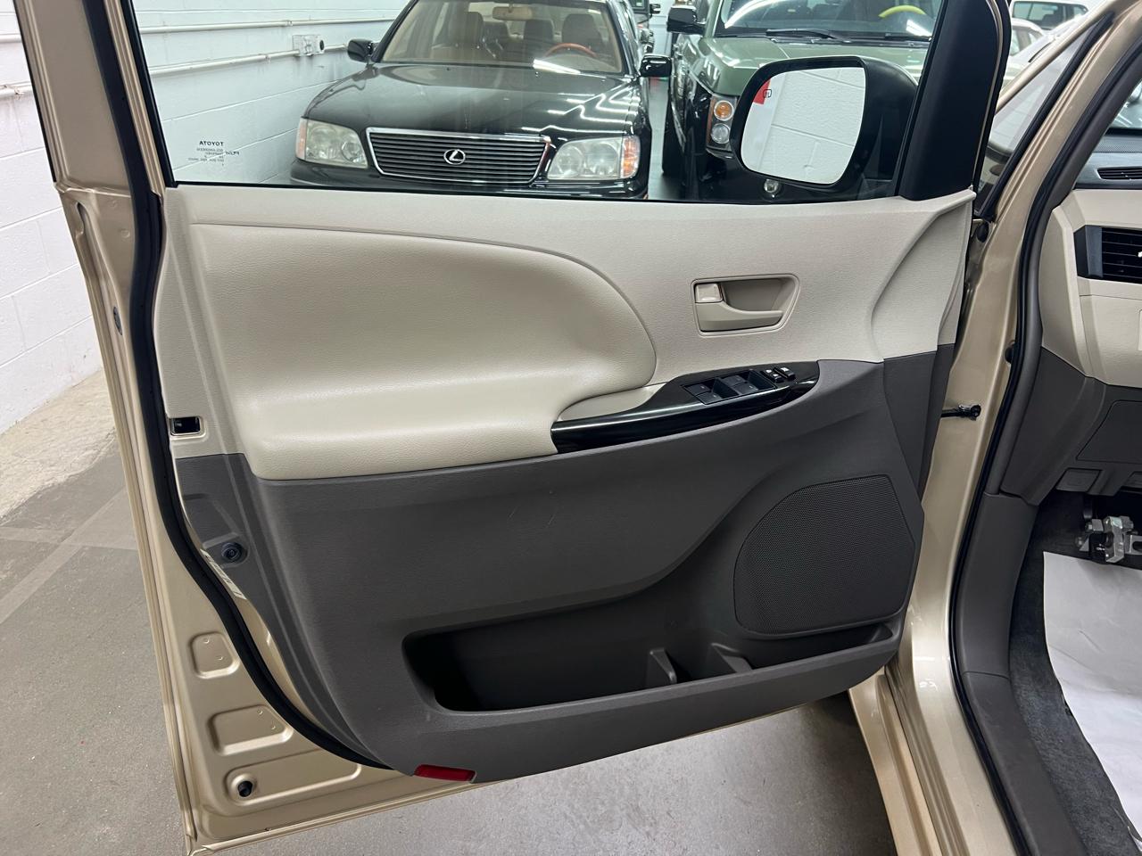 Toyota Sienna  2012