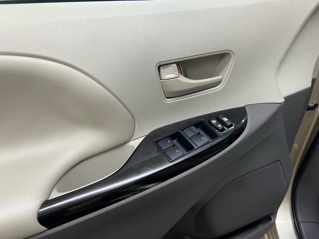 Toyota Sienna  2012