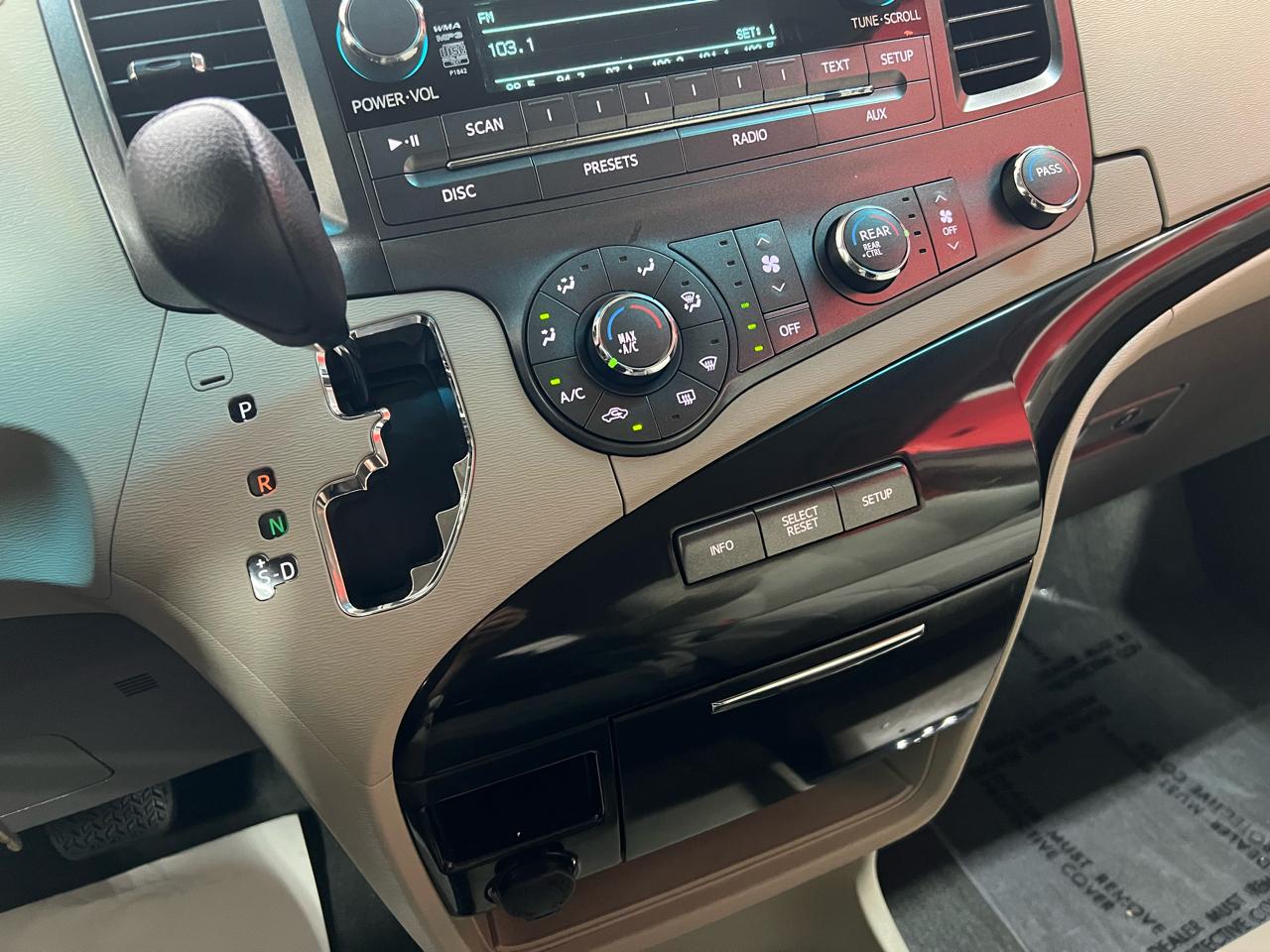 Toyota Sienna  2012