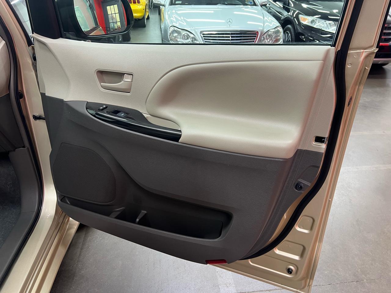 Toyota Sienna  2012