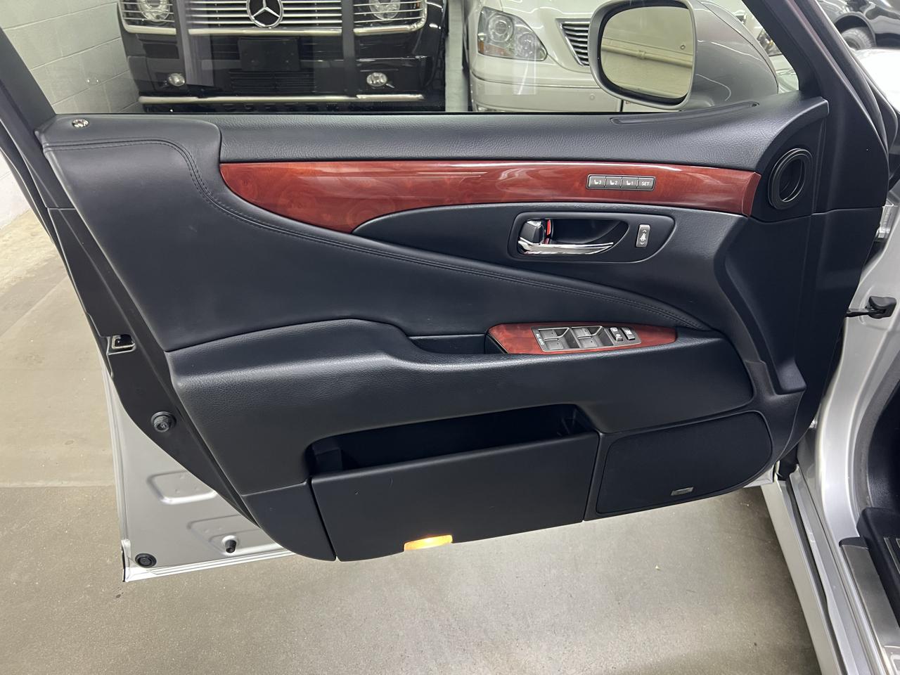 Lexus LS 460 Luxury Sedan 2007