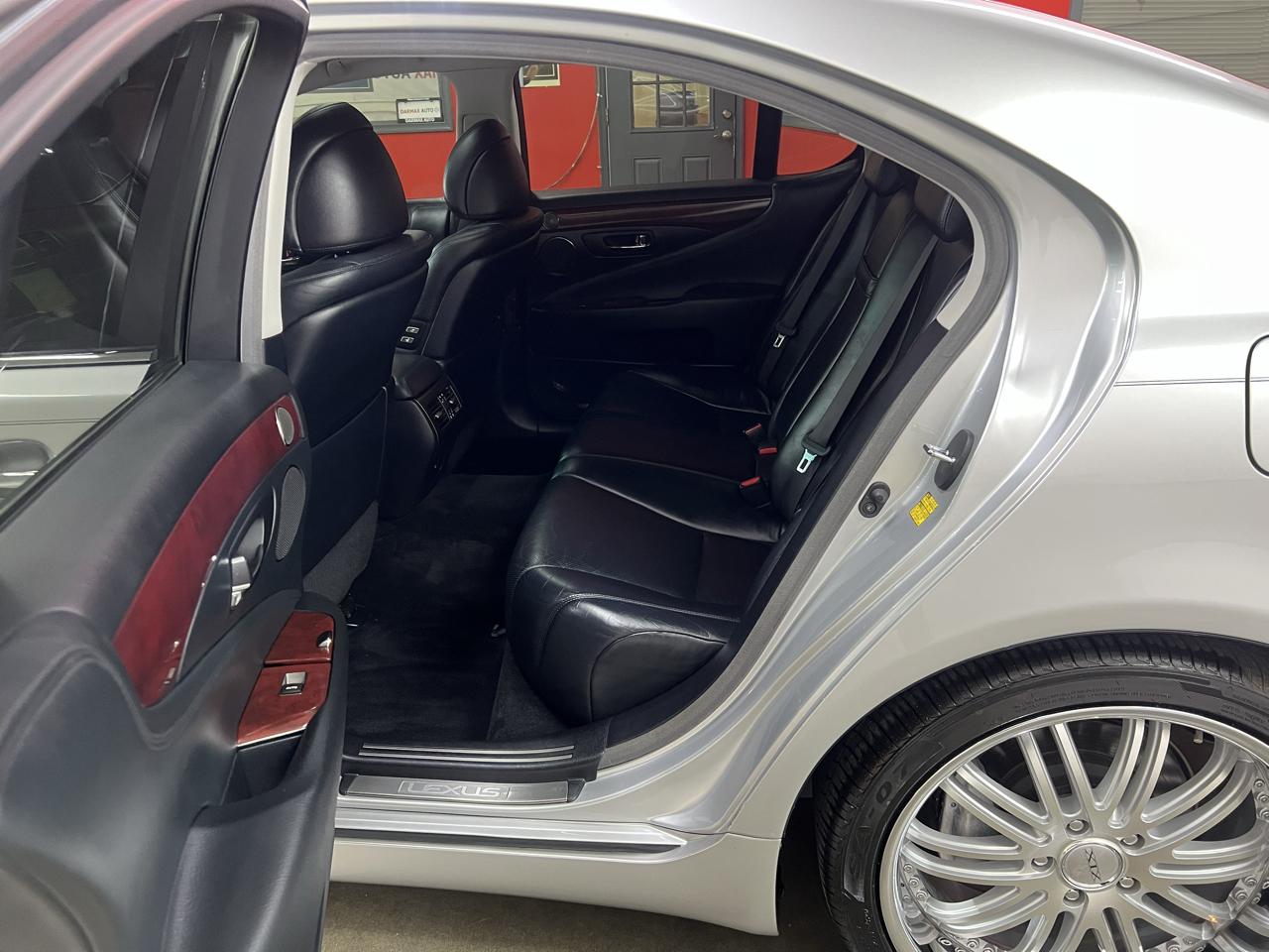 Lexus LS 460 Luxury Sedan 2007