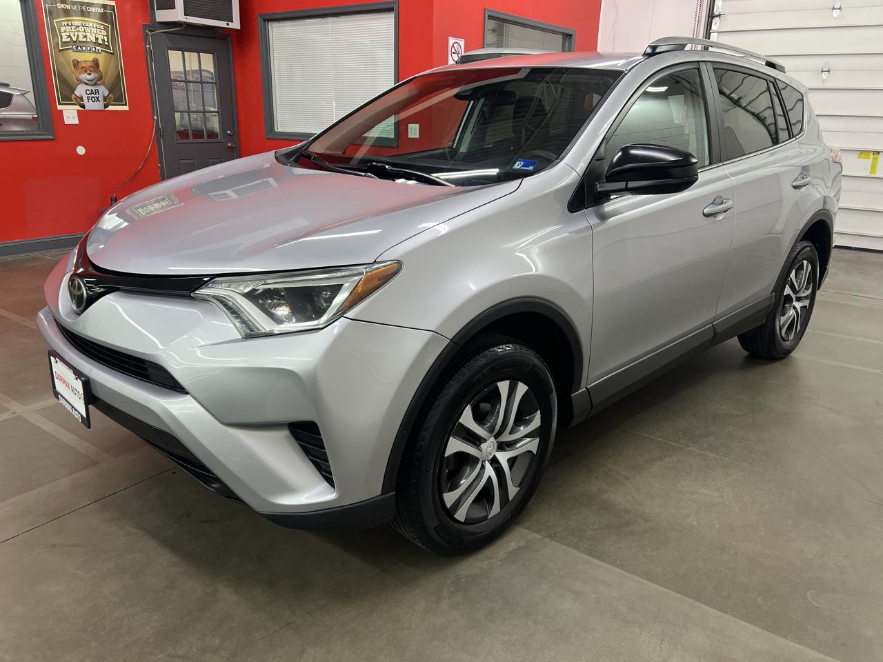 Toyota RAV4 LE AWD 2017