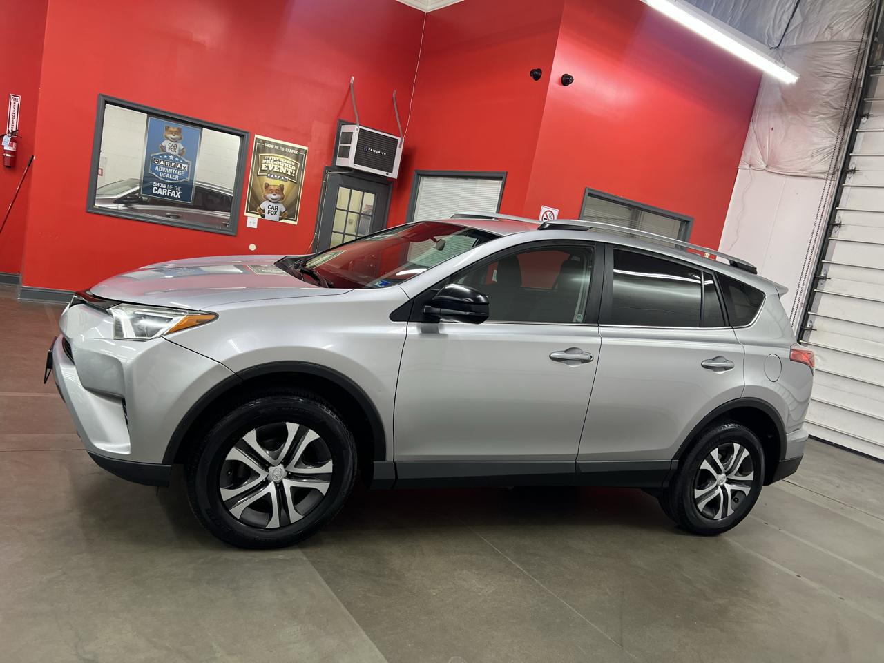 Toyota RAV4 LE AWD 2017