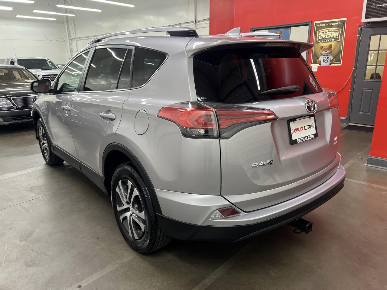 Toyota RAV4 LE AWD 2017