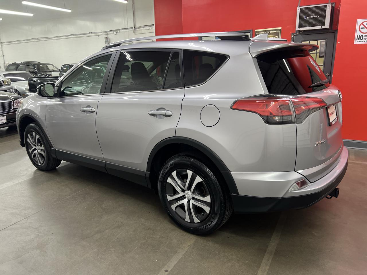 Toyota RAV4 LE AWD 2017