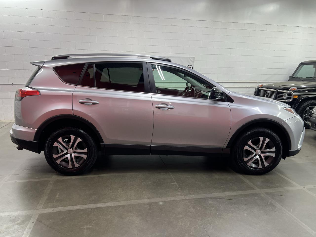 Toyota RAV4 LE AWD 2017