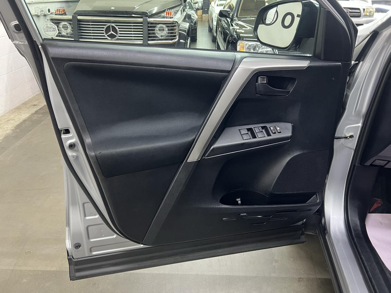 Toyota RAV4 LE AWD 2017