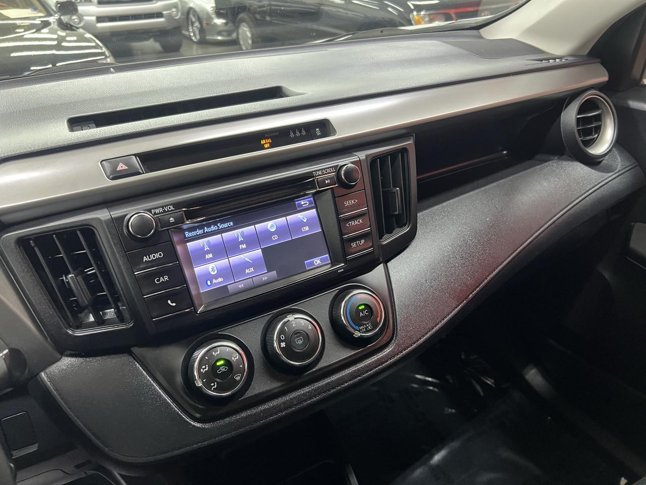 Toyota RAV4 LE AWD 2017
