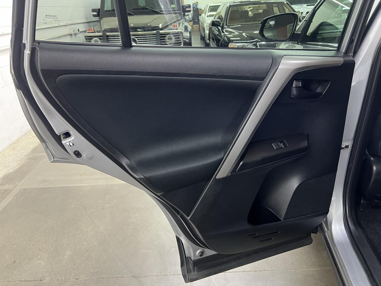 Toyota RAV4 LE AWD 2017