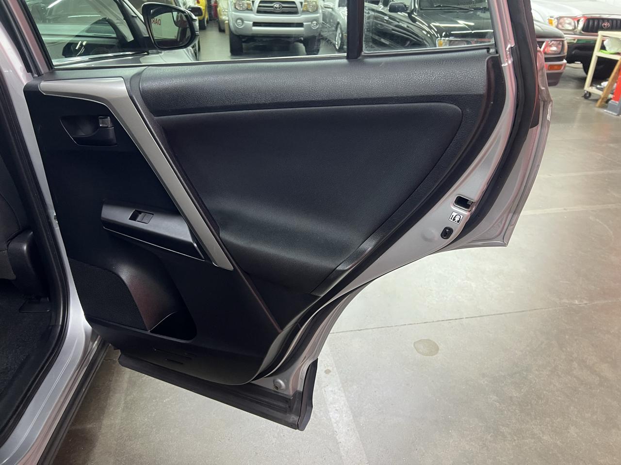 Toyota RAV4 LE AWD 2017