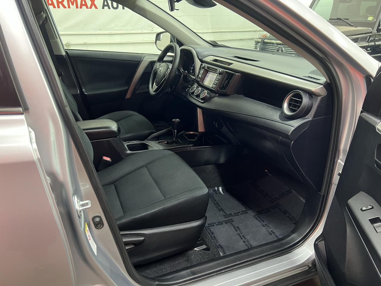 Toyota RAV4 LE AWD 2017