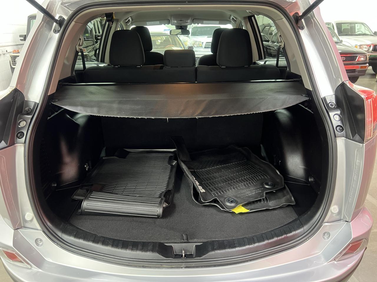Toyota RAV4 LE AWD 2017