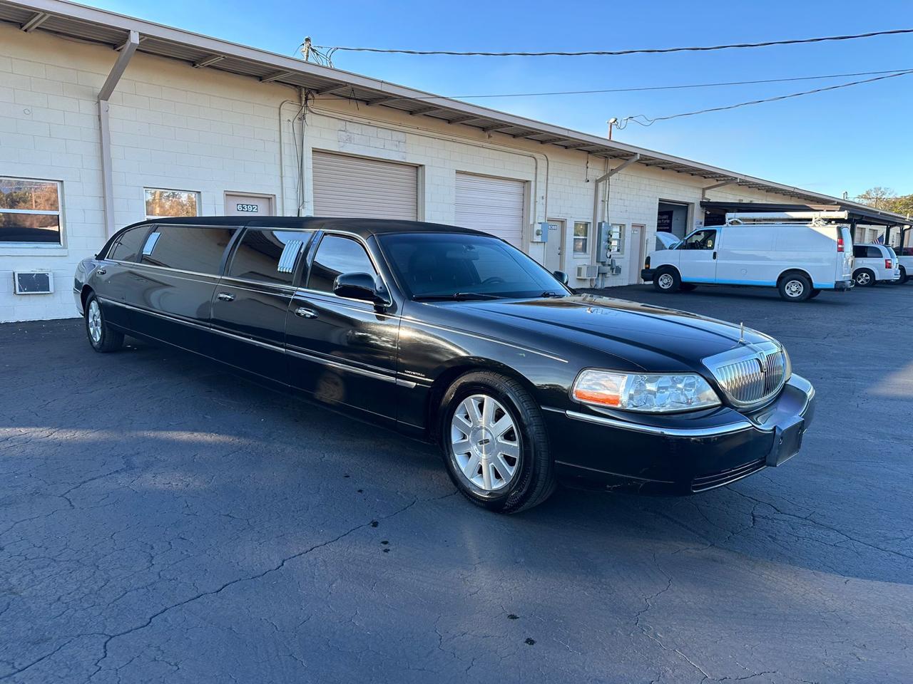 Lincoln Town Car Limousine 2004