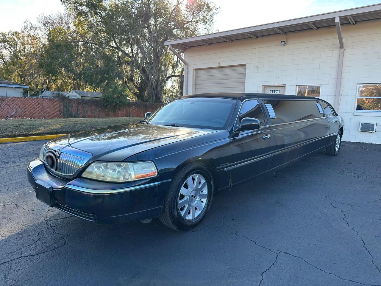 Lincoln Town Car Limousine 2004
