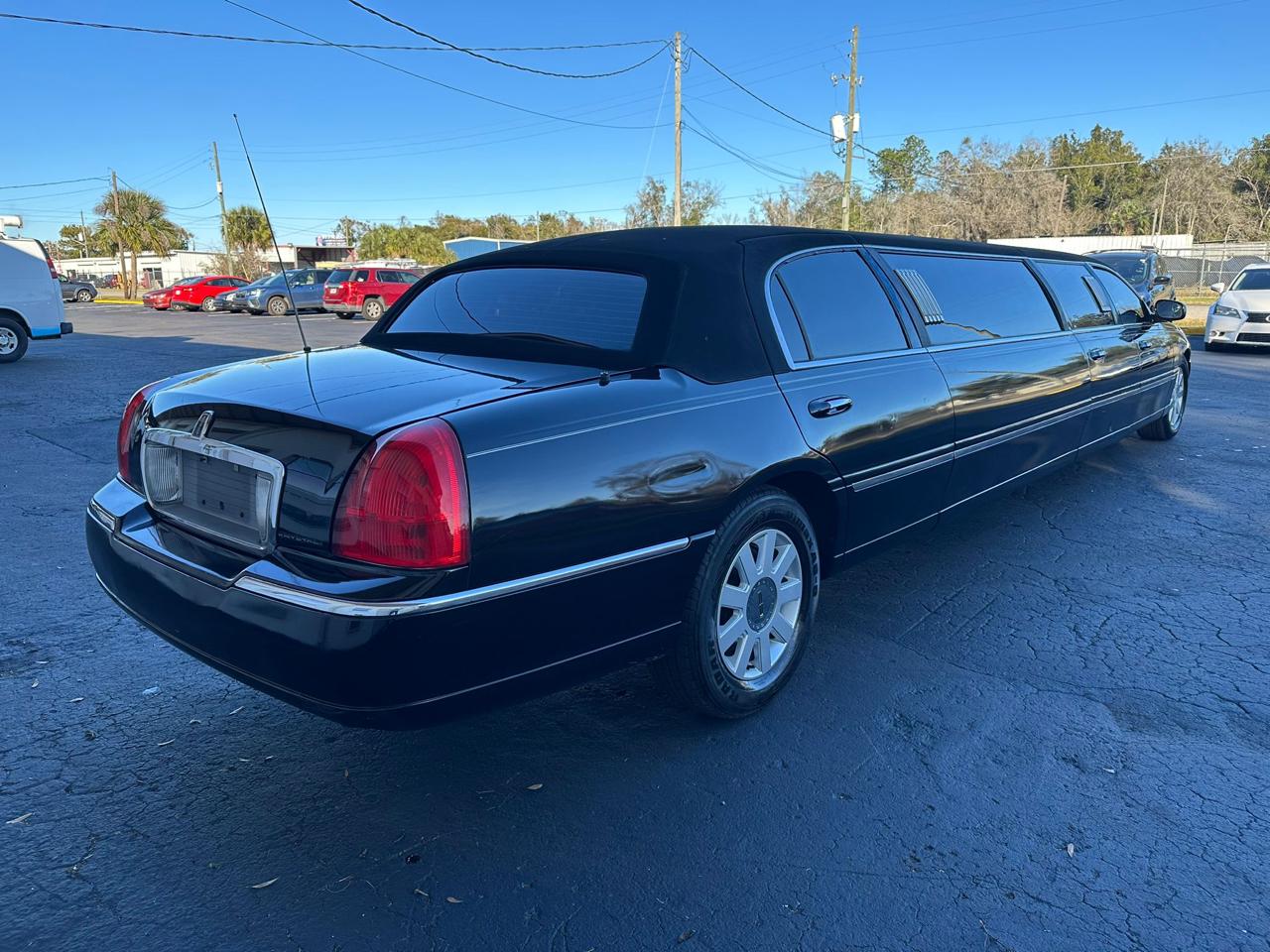 Lincoln Town Car Limousine 2004
