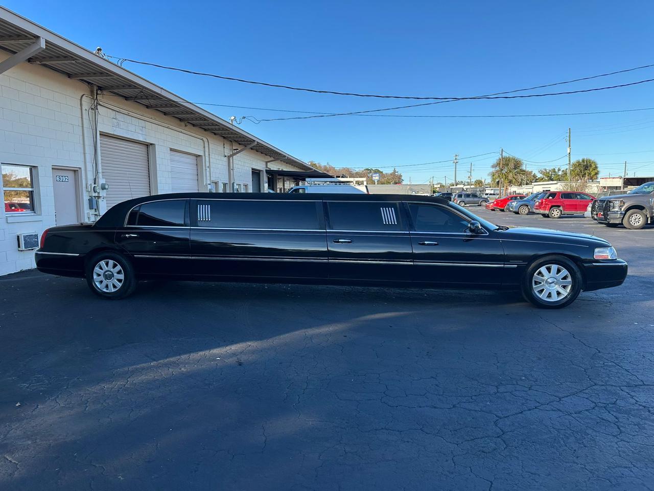 Lincoln Town Car Limousine 2004