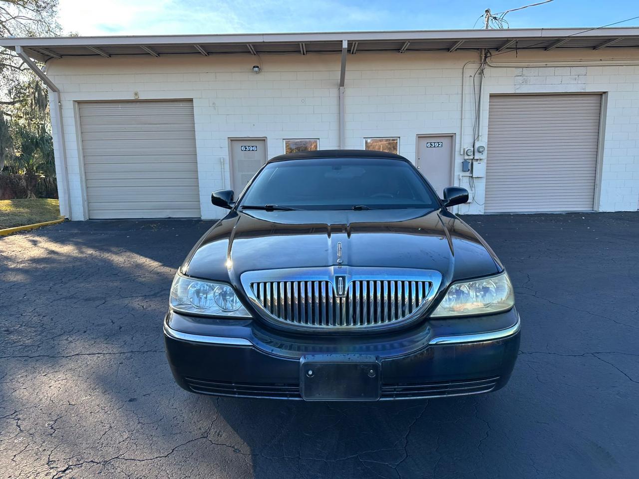 Lincoln Town Car Limousine 2004