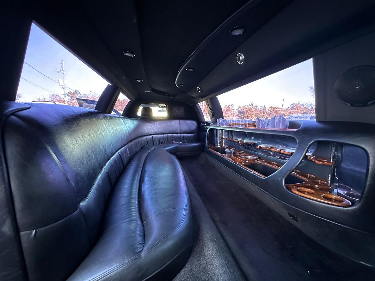 Lincoln Town Car Limousine 2004