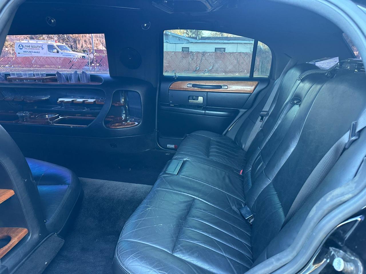 Lincoln Town Car Limousine 2004