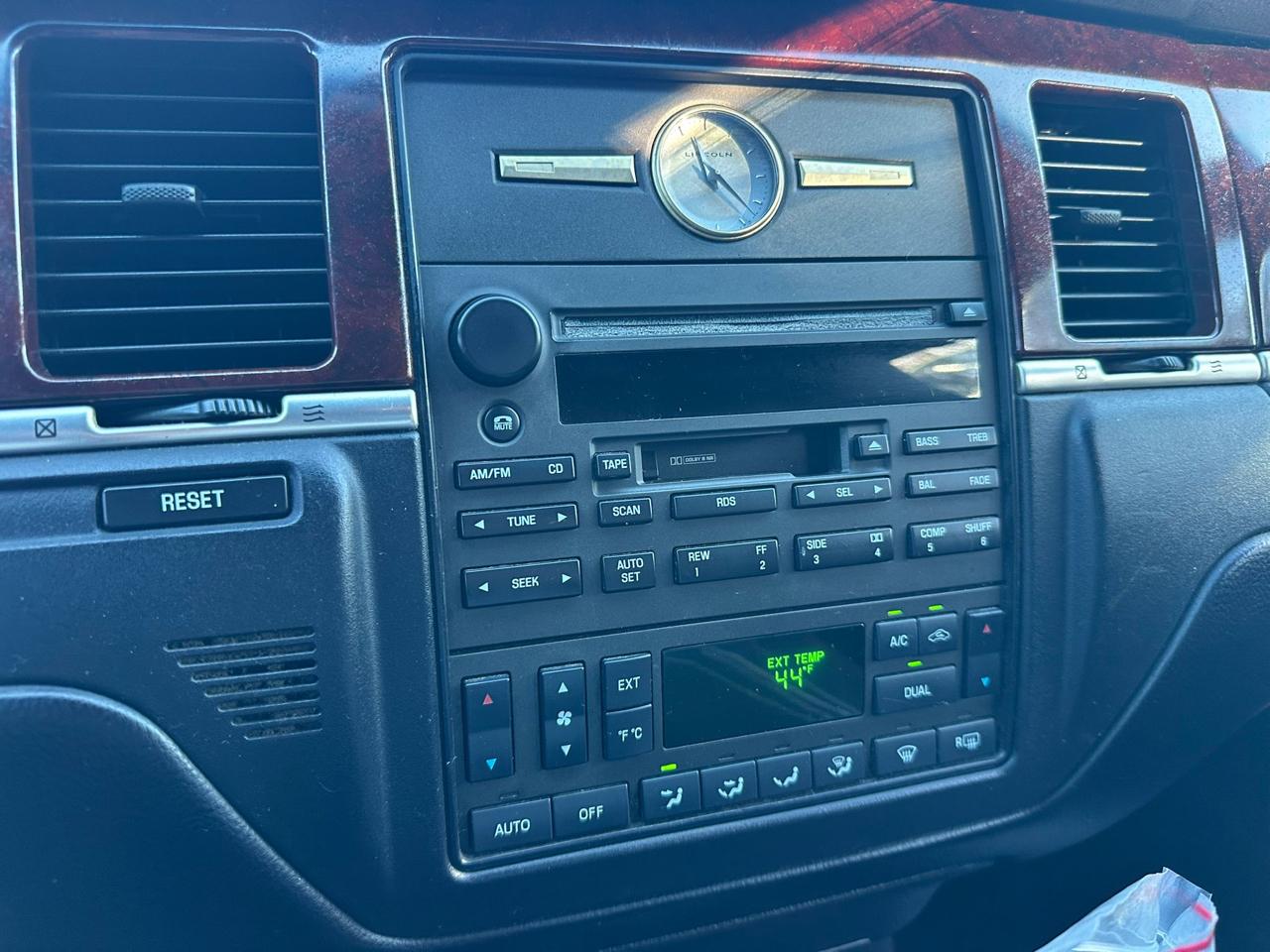 Lincoln Town Car Limousine 2004