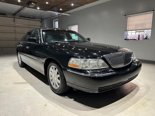 Black 2011 Lincoln Town Car Sedan Rear-Wheel Drive Automatic