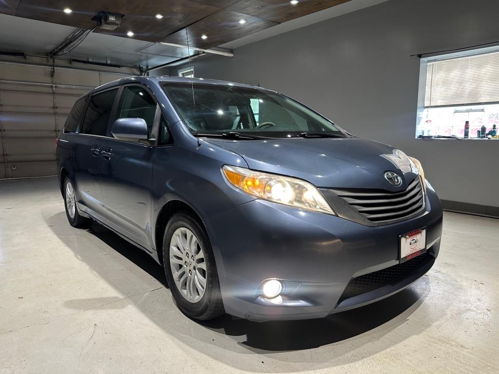 2013 Toyota Sienna XLE FWD 8-Passenger V6