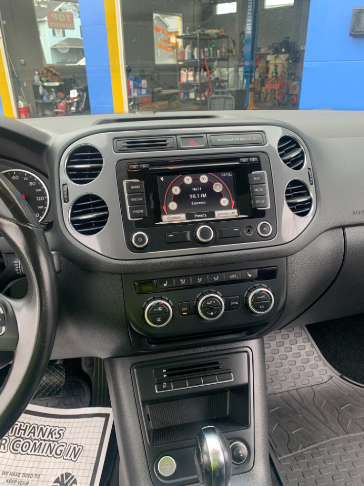 Volkswagen Tiguan 2WD 4dr Auto SE w/Sunroof & Nav *Ltd Avail* 2013
