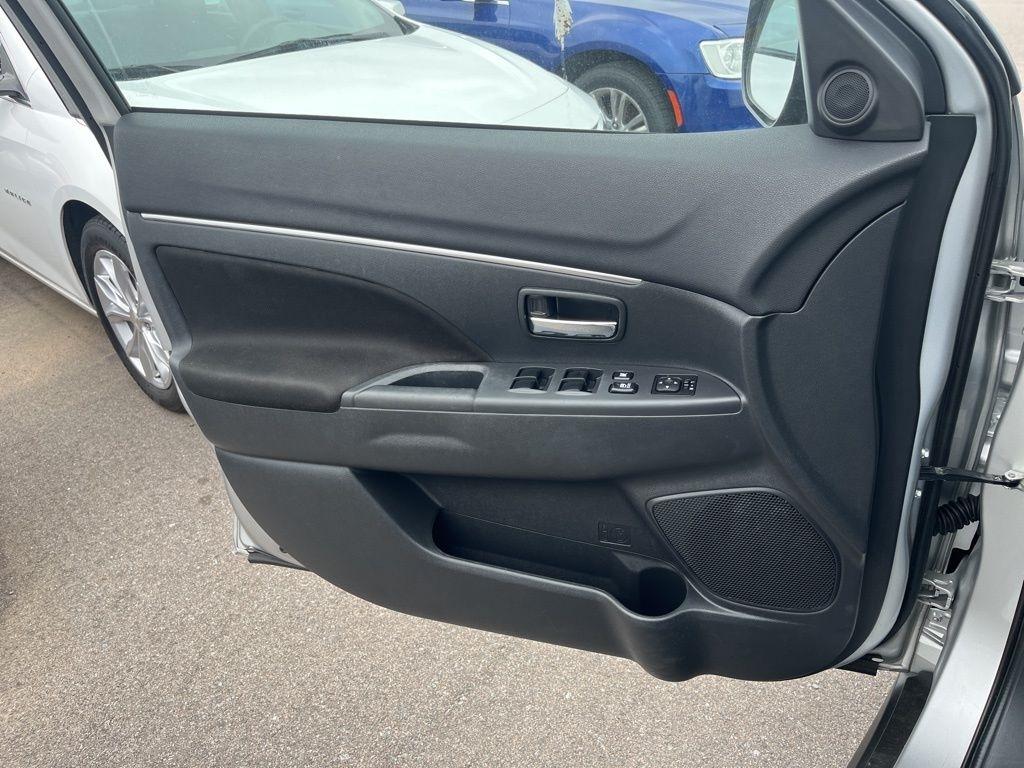 Mitsubishi Outlander Sport  2023