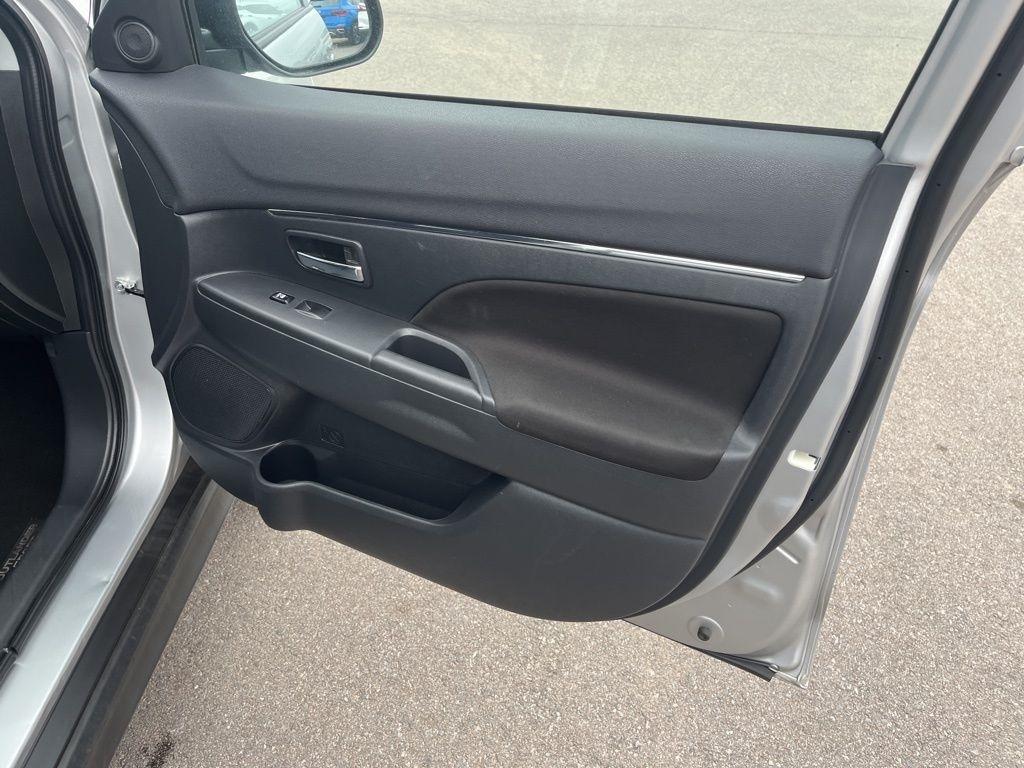 Mitsubishi Outlander Sport  2023