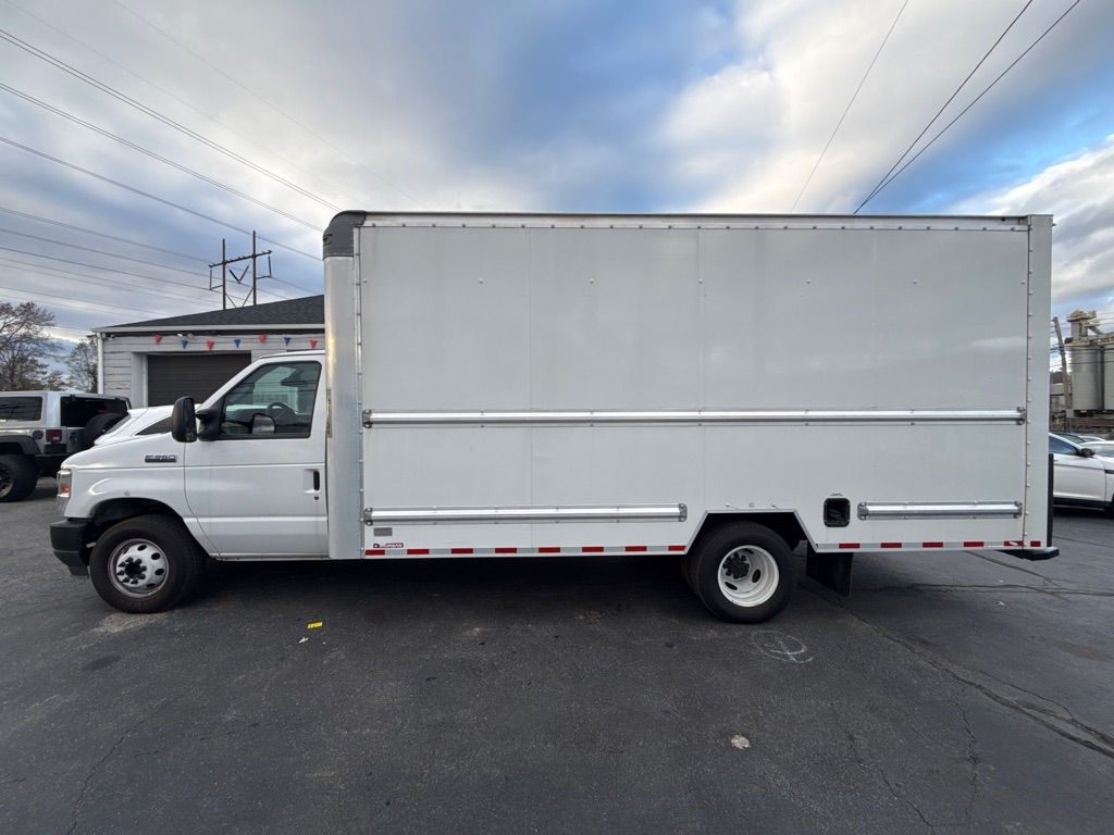2021 Ford E-350 photo 2
