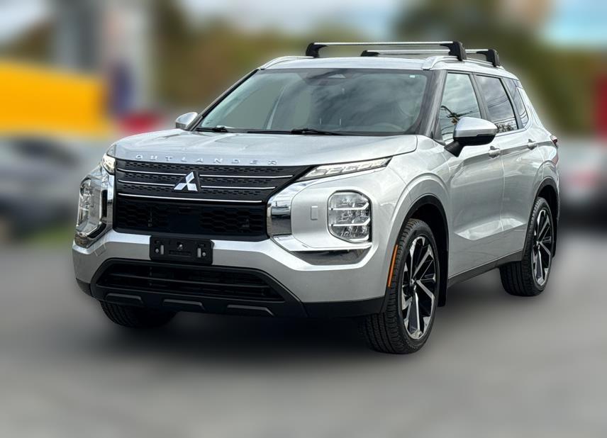 2022 Mitsubishi Outlander ES's photo