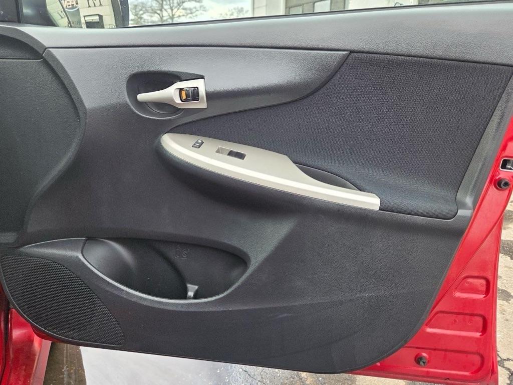 Toyota Corolla S 5-Speed MT 2012